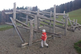 Place zabaw dla małych i dużych - trwałość w zgodzie z naturą oraz najwyższymi normami bezpieczeństwa